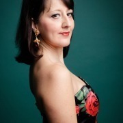 Portrait von Elsa Janulidu, Mezzosopran, 2026 als Suzuki in Madama Butterfly