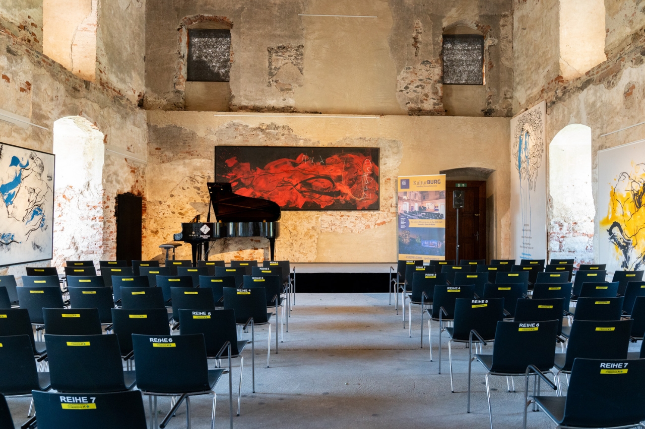 Der Festsaal der Burg Gars bietet zwischen April und September zusätzlich zur sommerlichen Opernproduktion eine Bühne für ein vielfältiges und hochwertiges Rahmenprogramm.