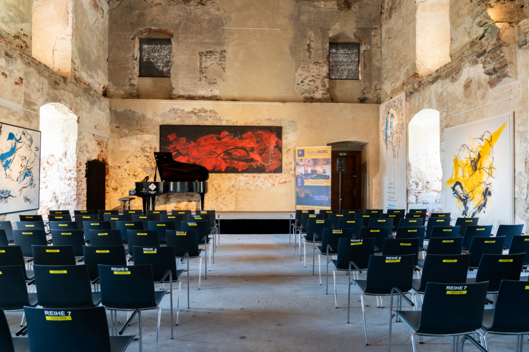 Der Festsaal der Burg Gars bietet zwischen April und September zusätzlich zur sommerlichen Opernproduktion eine Bühne für ein vielfältiges und hochwertiges Rahmenprogramm.